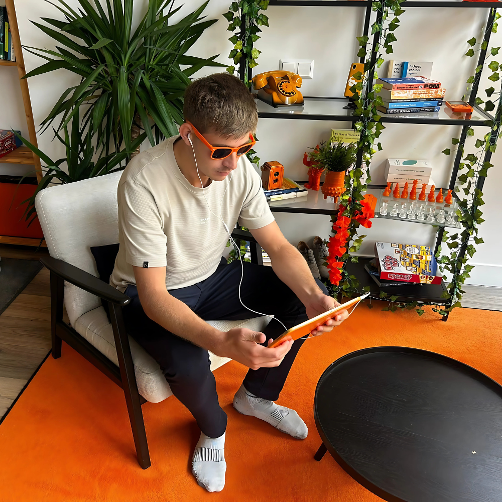 Job kijkt een Youtube ad
