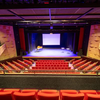 De grote zaal van het Kennemer Theater Beverwijk De grote zaal van het Kennemer Theater Beverwijk