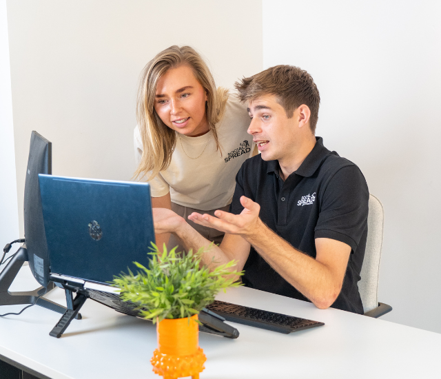 marketeers kijken verbaasd naar computer